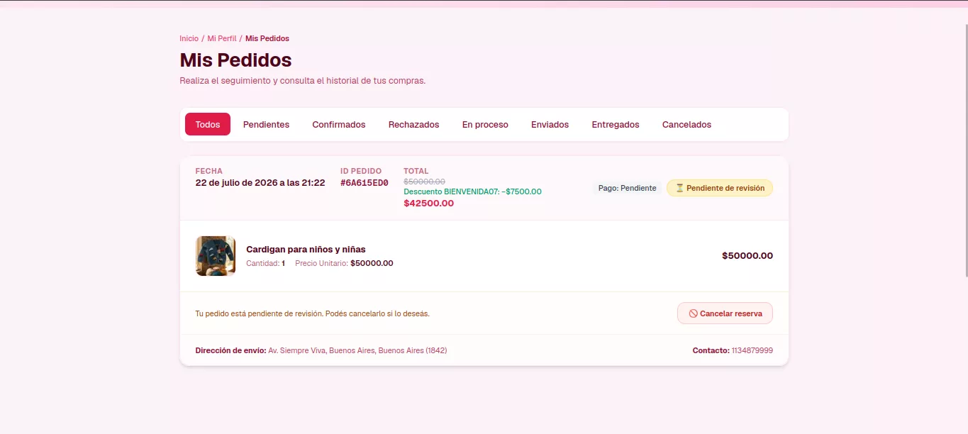 Pantalla Mis Pedidos en Flores Crochet: filtros por estado (Pendientes, Confirmados, Rechazados, En proceso, Enviados, Entregados, Cancelados) y un pedido con fecha, número, descuento aplicado, total, estado de pago, dirección de envío y opción de cancelar.