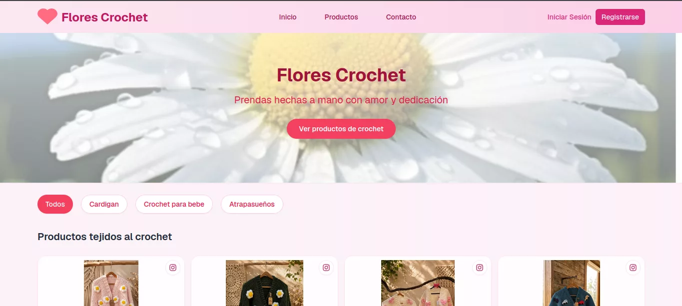 Portada de la tienda Flores Crochet: barra de navegación con acceso a Inicio, Productos y Contacto más los botones de inicio de sesión y registro, hero con el nombre de la marca sobre una margarita, filtros por categoría (Todos, Cardigan, Crochet para bebe, Atrapasueños) y grilla de productos tejidos al crochet.