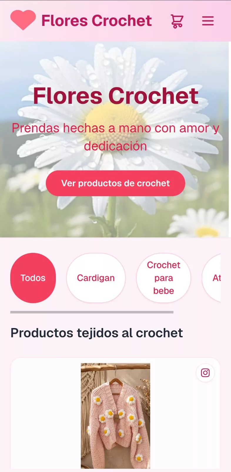 Tienda Flores Crochet en celular: encabezado con carrito y menú hamburguesa, hero a pantalla completa, filtros de categoría desplazables en horizontal y los productos apilados en una sola columna.